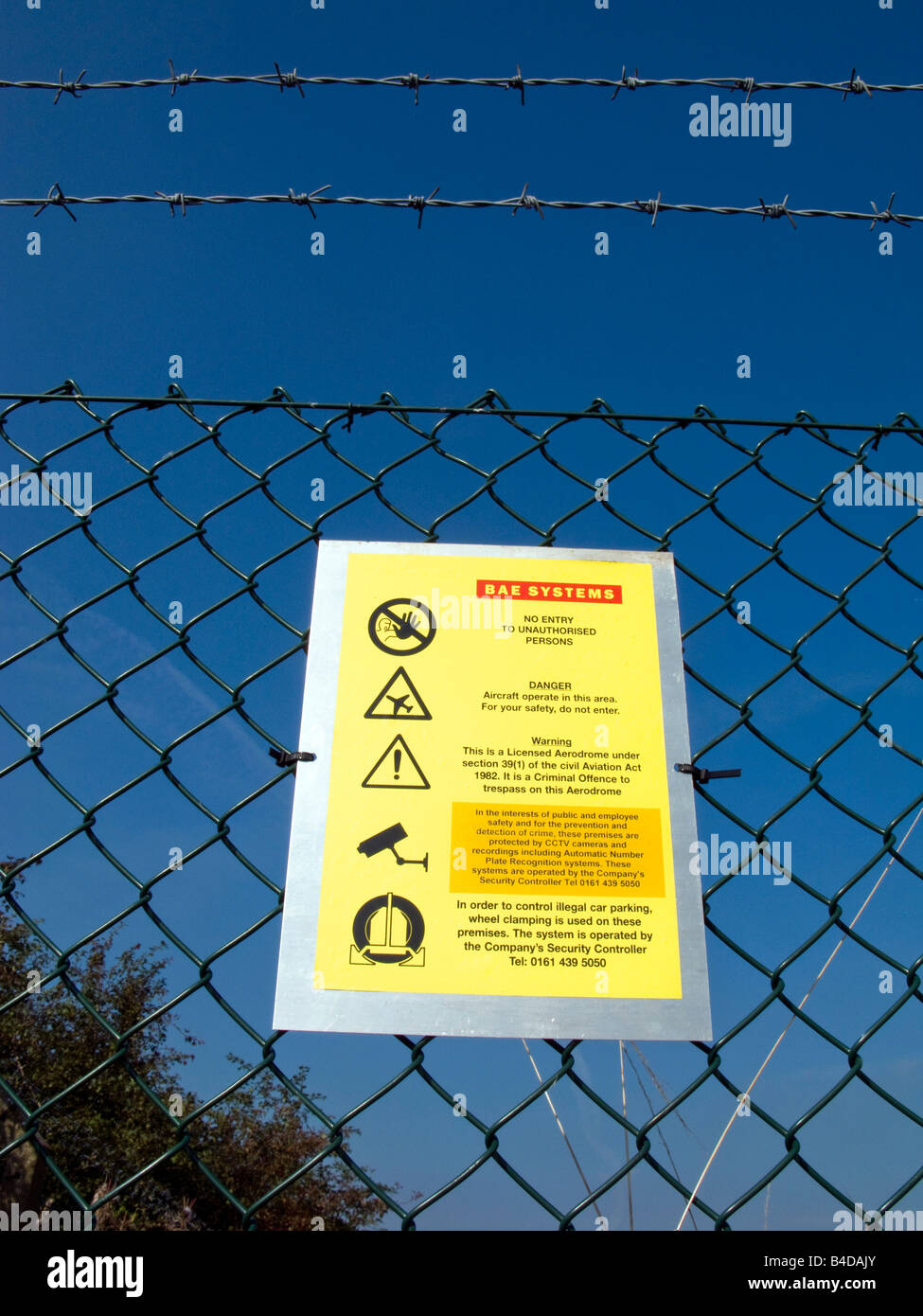 Difesa Woodford security avviso sul BAe Systems airfield recinzioni perimetrali Foto Stock