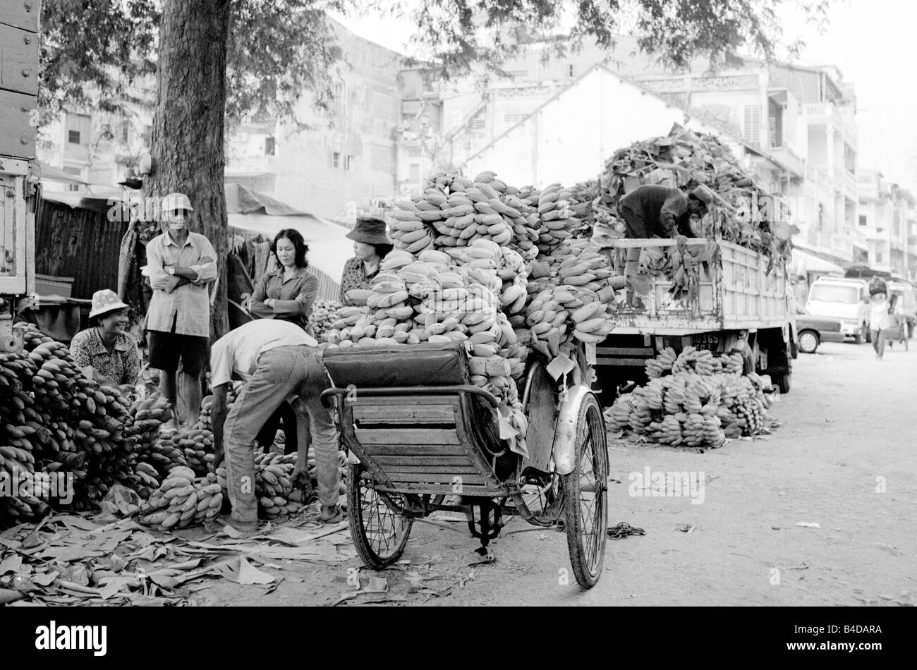 Jan 24, 2003 - Banane di essere scaricati dai venditori di frutta in una strada nel centro di Phnom Penh. Foto Stock