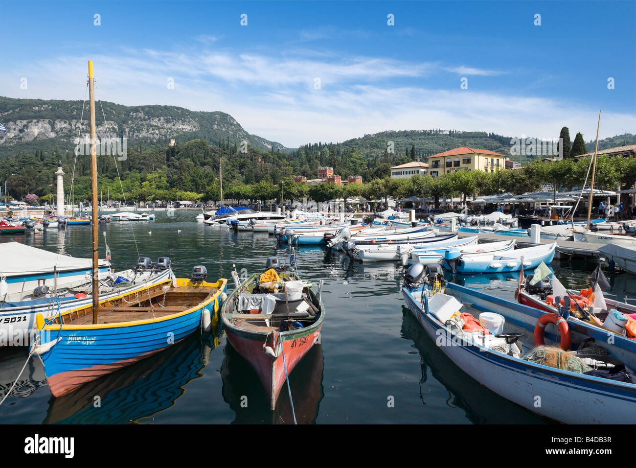 Barche da pesca nel porto di Garda, il Lago di Garda, Italia Foto Stock