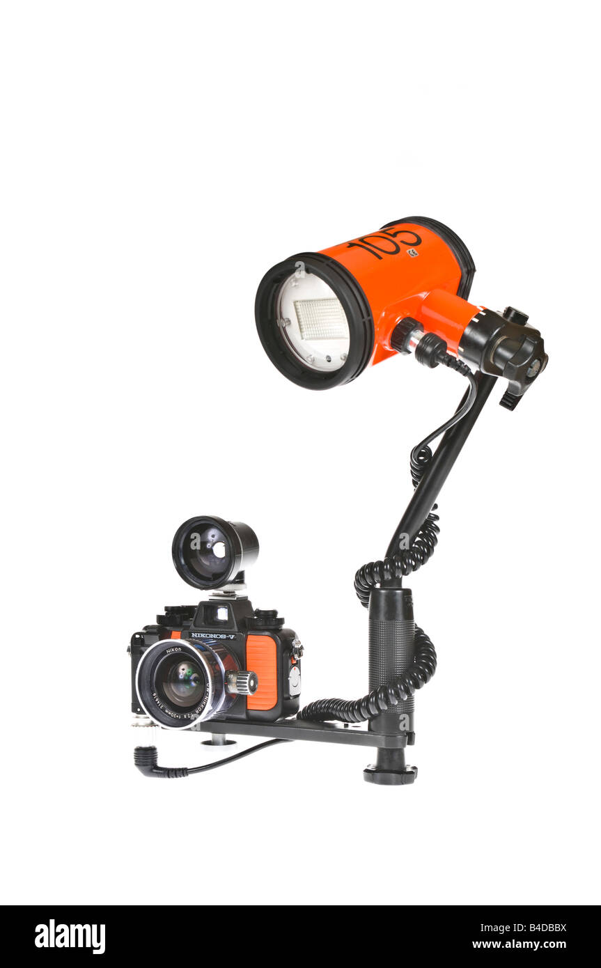 Una Nikonos V fotocamera subacquea impostato con obiettivo grandangolare da 20 mm e mirino + SB105 luce stroboscopica a un bianco puro (255) dello sfondo. Foto Stock