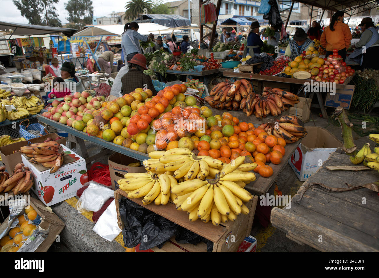 Frutta e verdura del mercato Saquisili, montagne delle Ande, Ecuador Foto Stock