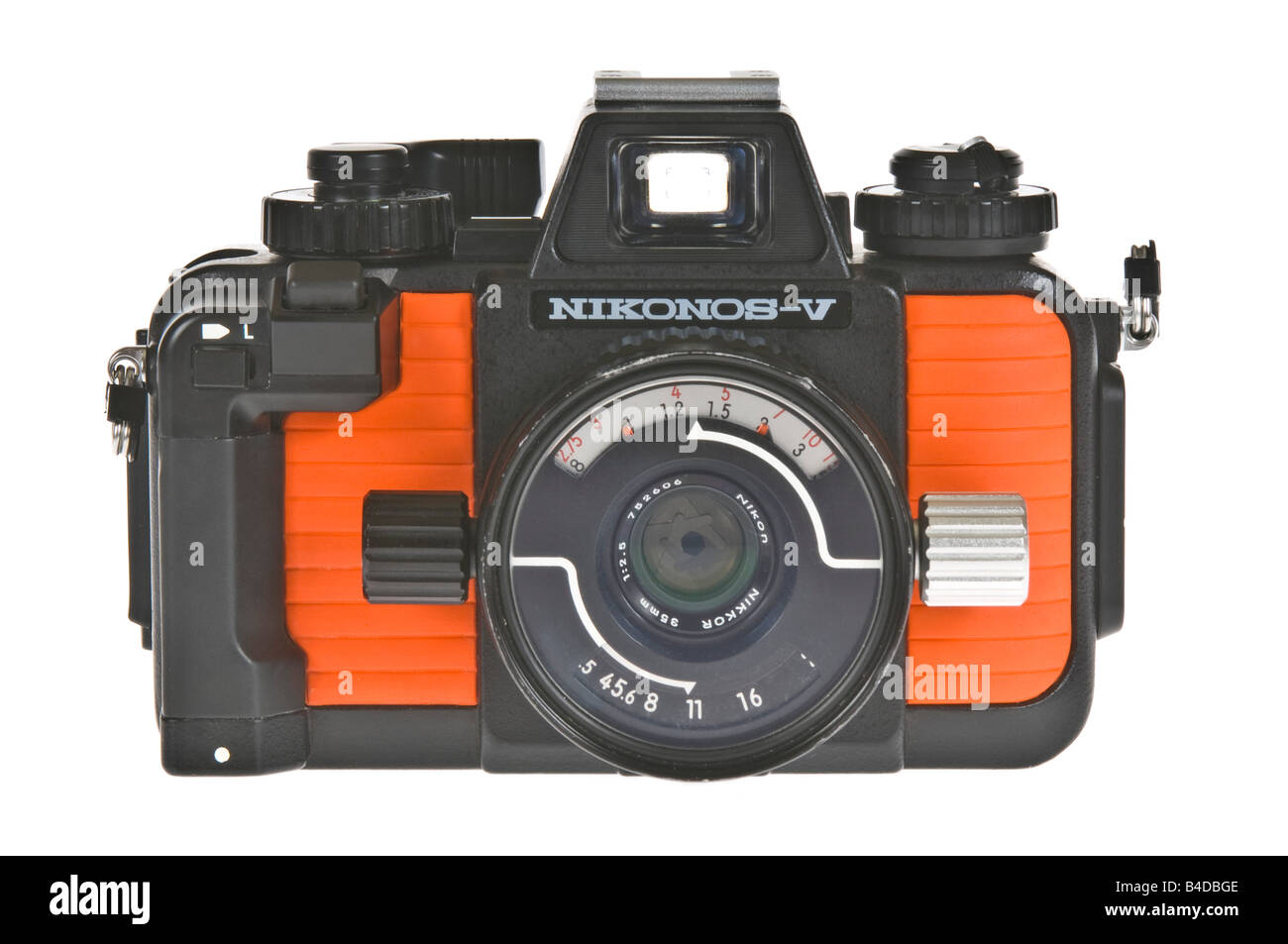 In prossimità di una Nikonos V fotocamera subacquea con uno standard di 35mm lente su di un bianco puro (255) dello sfondo. Foto Stock