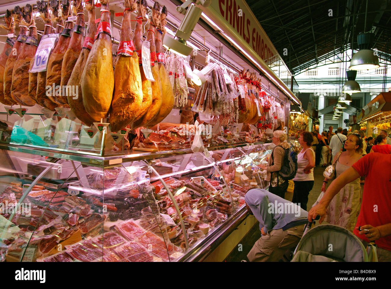 Una pressione di stallo di carne sul mercato la Boqueria a Barcellona,Spagna Foto Stock