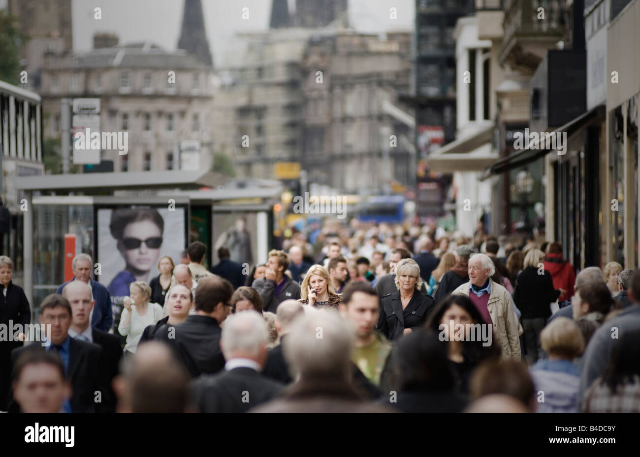 Edinburgh Princes Street su una giornata intensa con molte persone fuori shopping Foto Stock