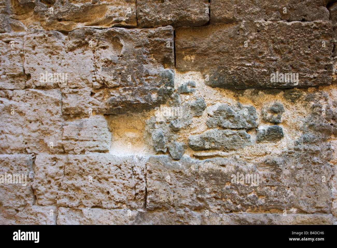 Close up di sbriciolamento vecchio muro di pietra in Palma di Mallorca. Foto Stock