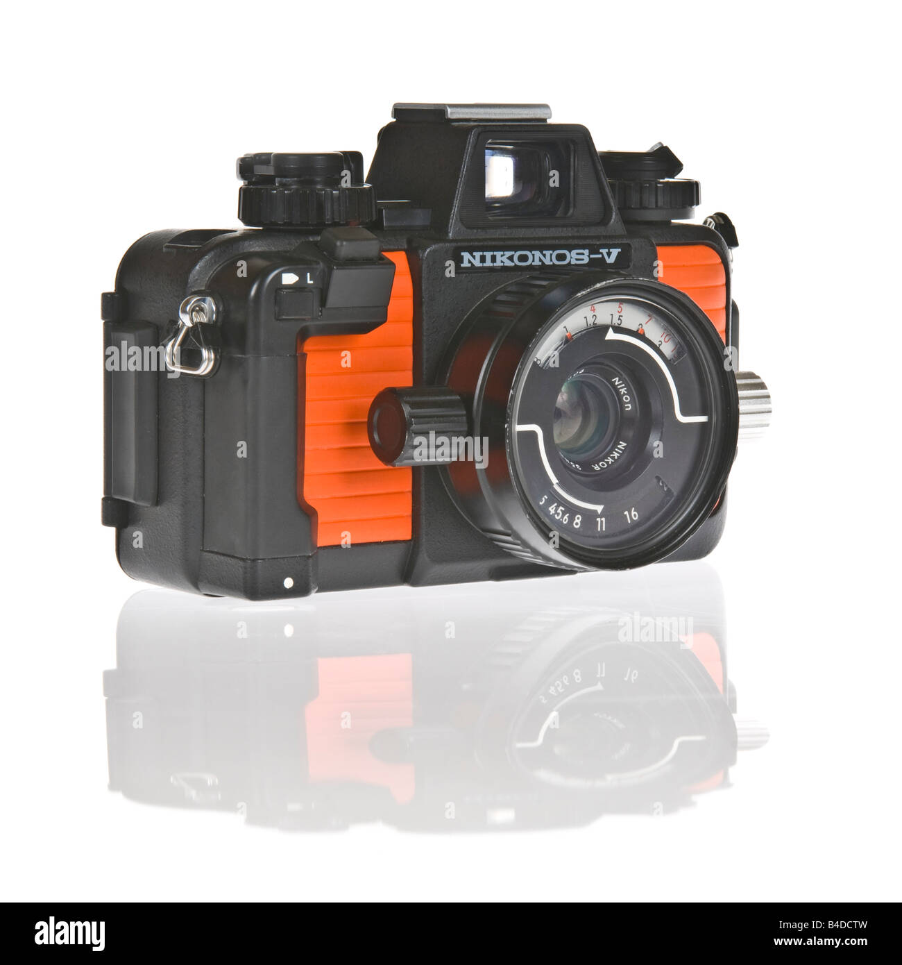 In prossimità di una Nikonos V fotocamera subacquea con uno standard di 35mm lente su di un bianco puro (255) dello sfondo. Foto Stock