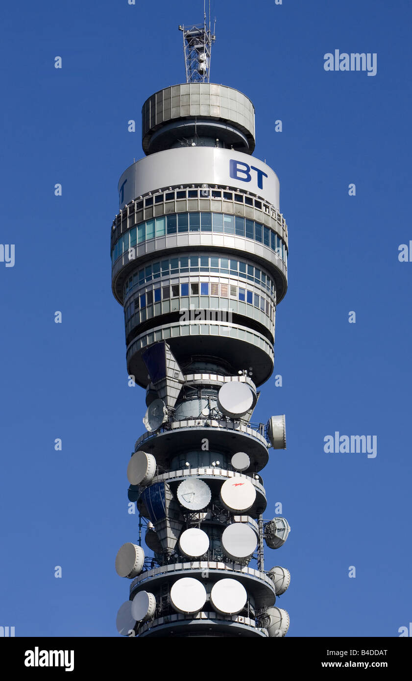Basso angolo vista di una torre Telecom, BT Tower, Londra, Inghilterra Foto Stock