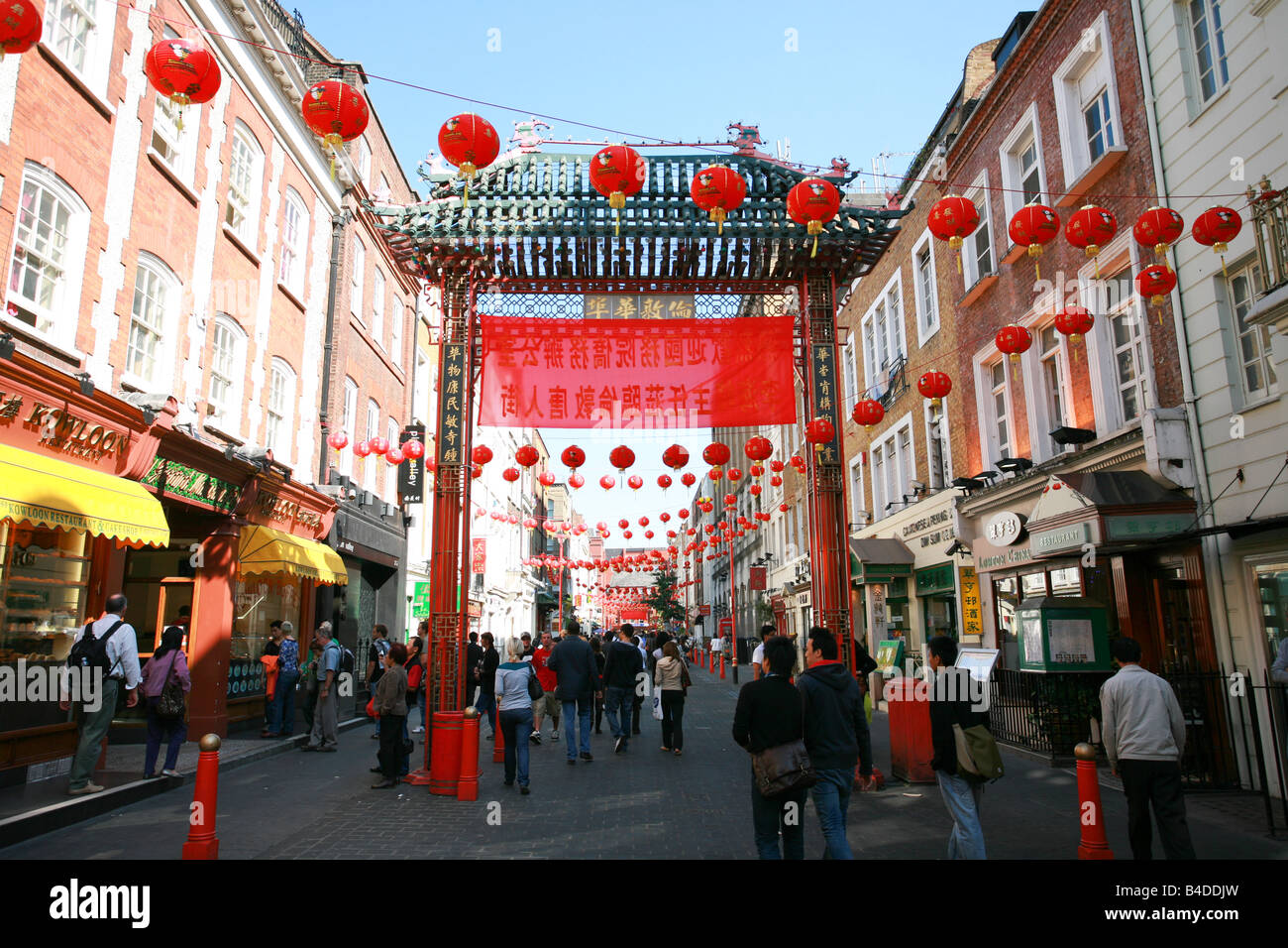 I turisti passano sotto il principale gateway rosso entrata a China Town Situato nel West End di Londra Inghilterra area REGNO UNITO Foto Stock