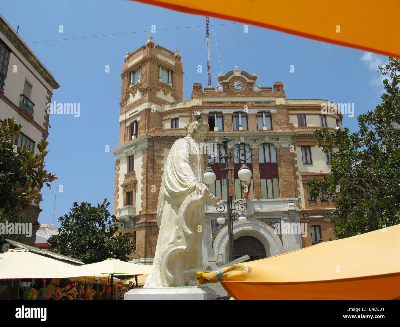 Cadice il mercato dei fiori (Plaza de las Flores aka Plaza de Topete) con statua e il principale ufficio postale dietro. In Andalusia, España Foto Stock