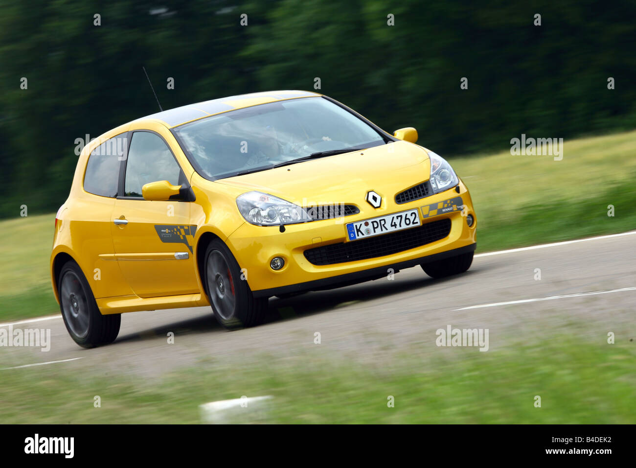 La Renault Clio Sport F1-Team, modello anno 2007-, giallo, guida, diagonale  dal retro, vista posteriore, country road Foto stock - Alamy