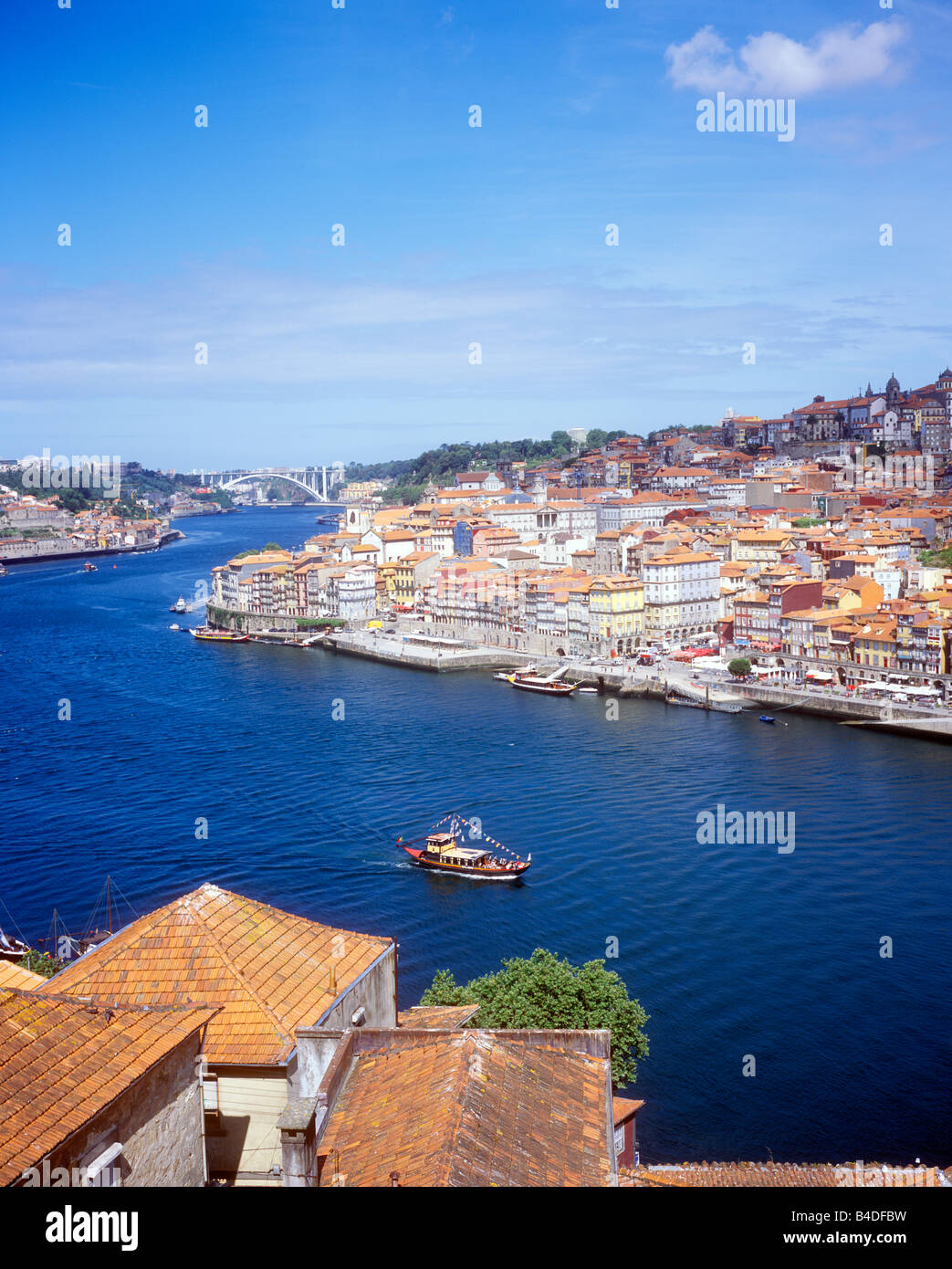 Vista panoramica del vino di Porto barche sul Rio Douro e la città vecchia di Porto Foto Stock