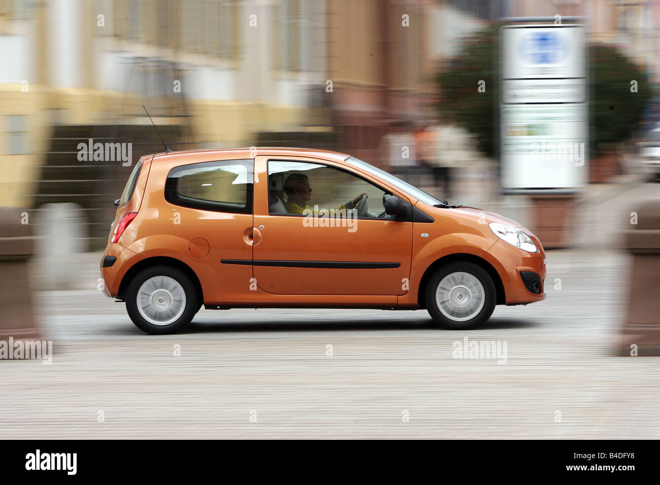 La Renault Twingo 1.2 16V espressione, modello anno 2007-, arancione , guida, vista laterale, Città Foto Stock