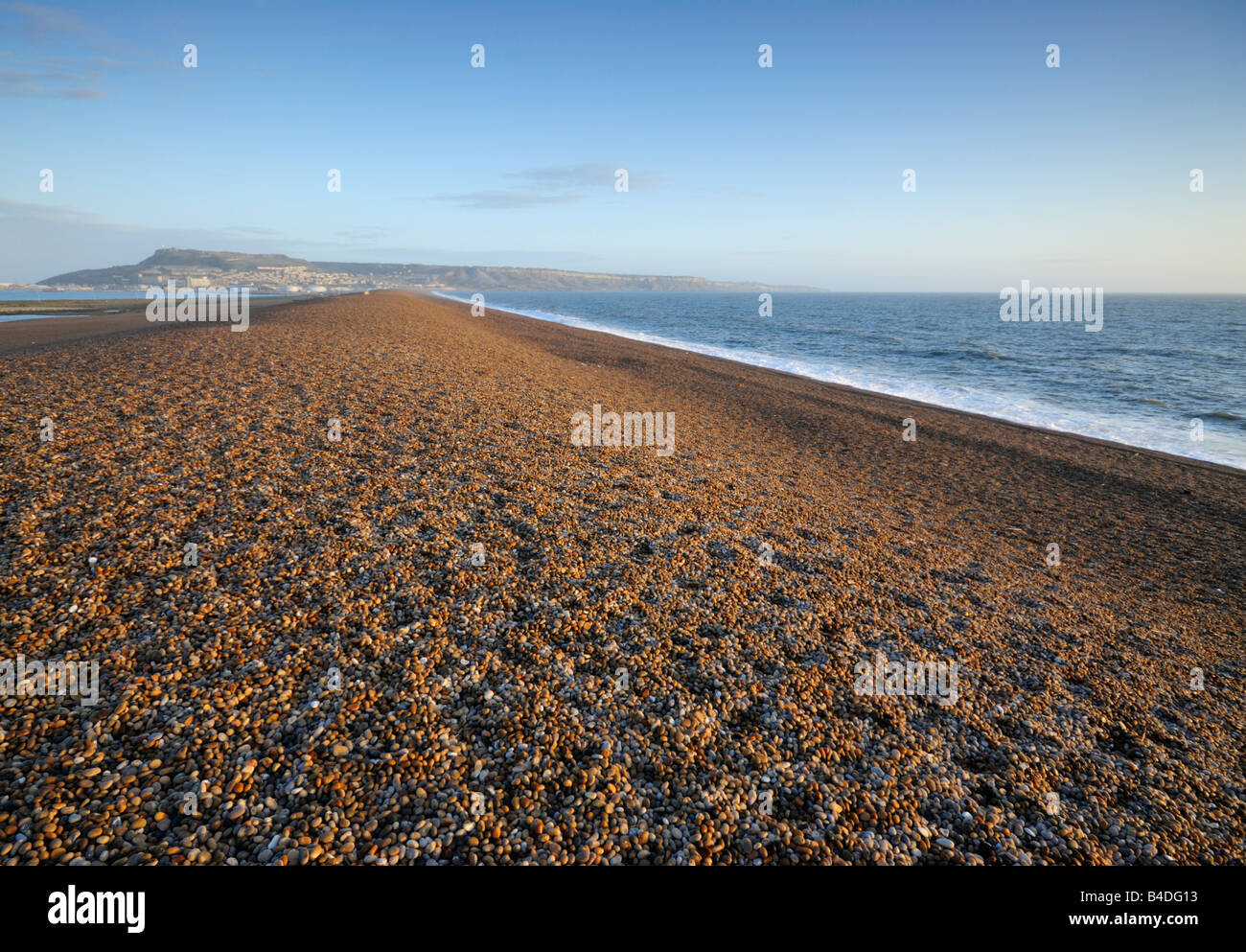 Chesil Beach, Dorset, Regno Unito, con la vista verso l'isola di Portland Foto Stock