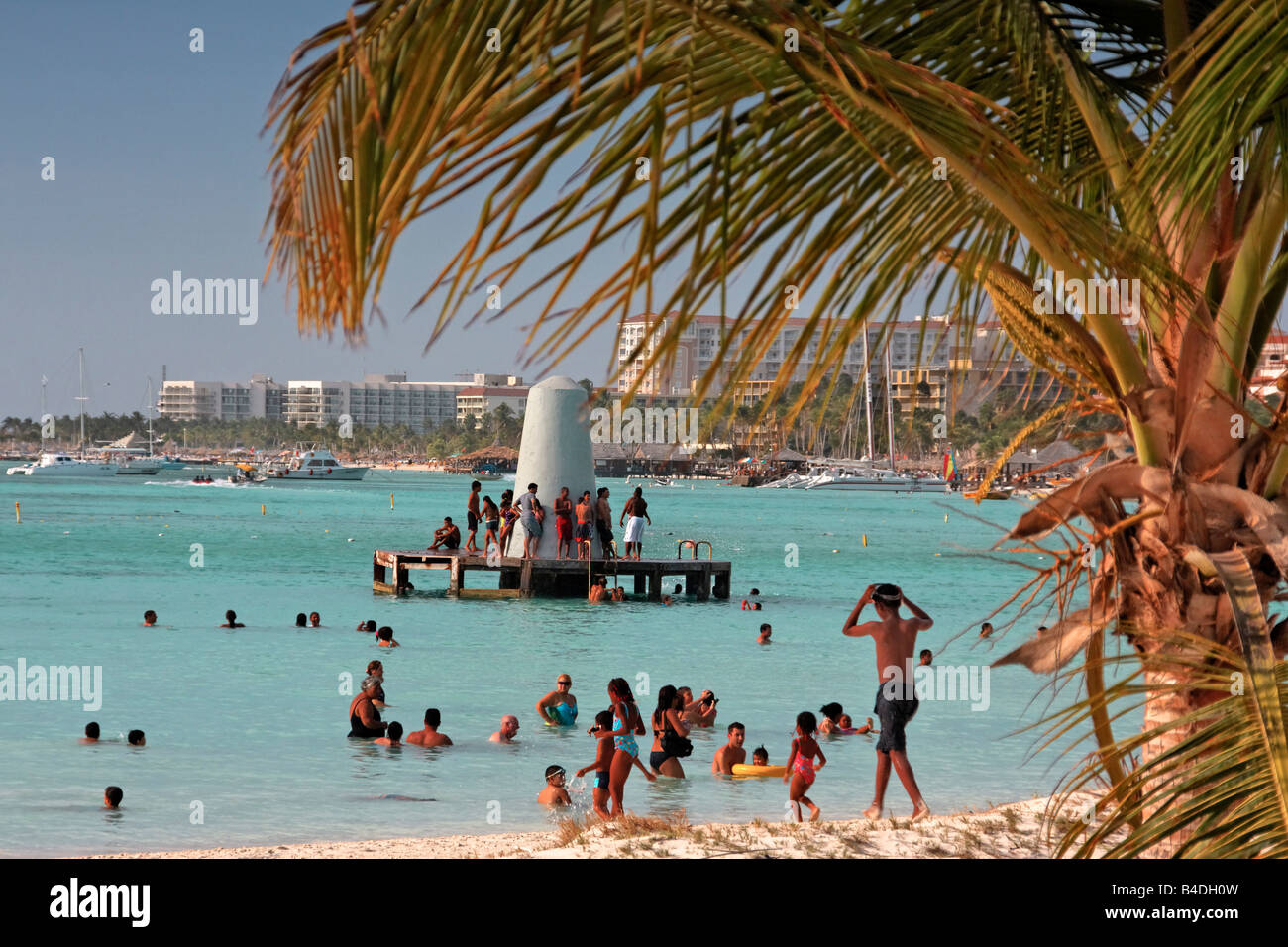 Aruba Palm Beach West Indies Dutch Carribean America centrale la popolazione locale presso la spiaggia di domenica Foto Stock