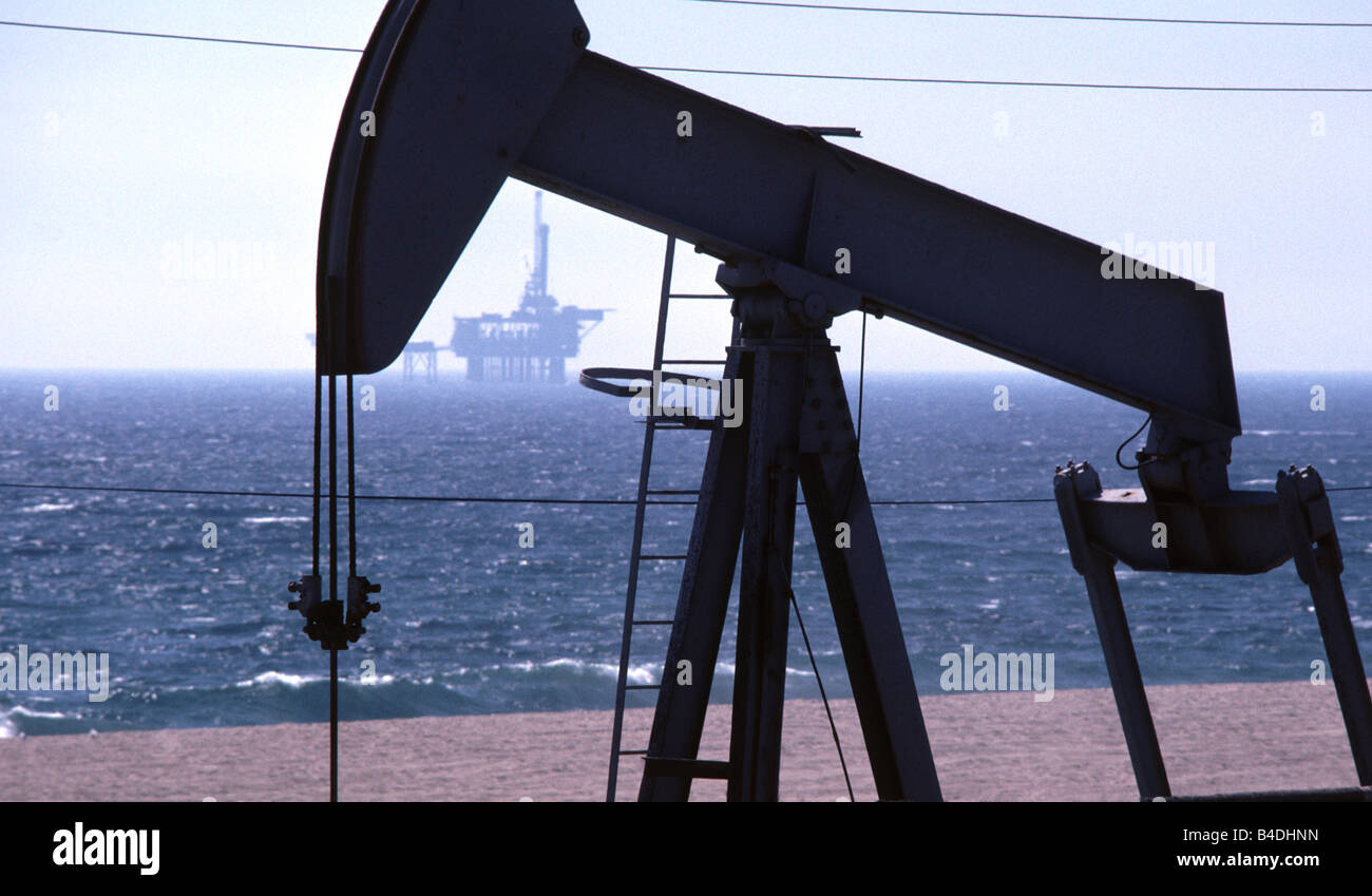 Olio e pompa e offshore fuori dalla costa della California USA Foto Stock