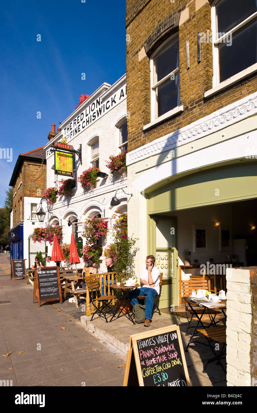 Il RED LION Pub e bar caffetteria su St Mary s Road Ealing W5 London Regno Unito Foto Stock