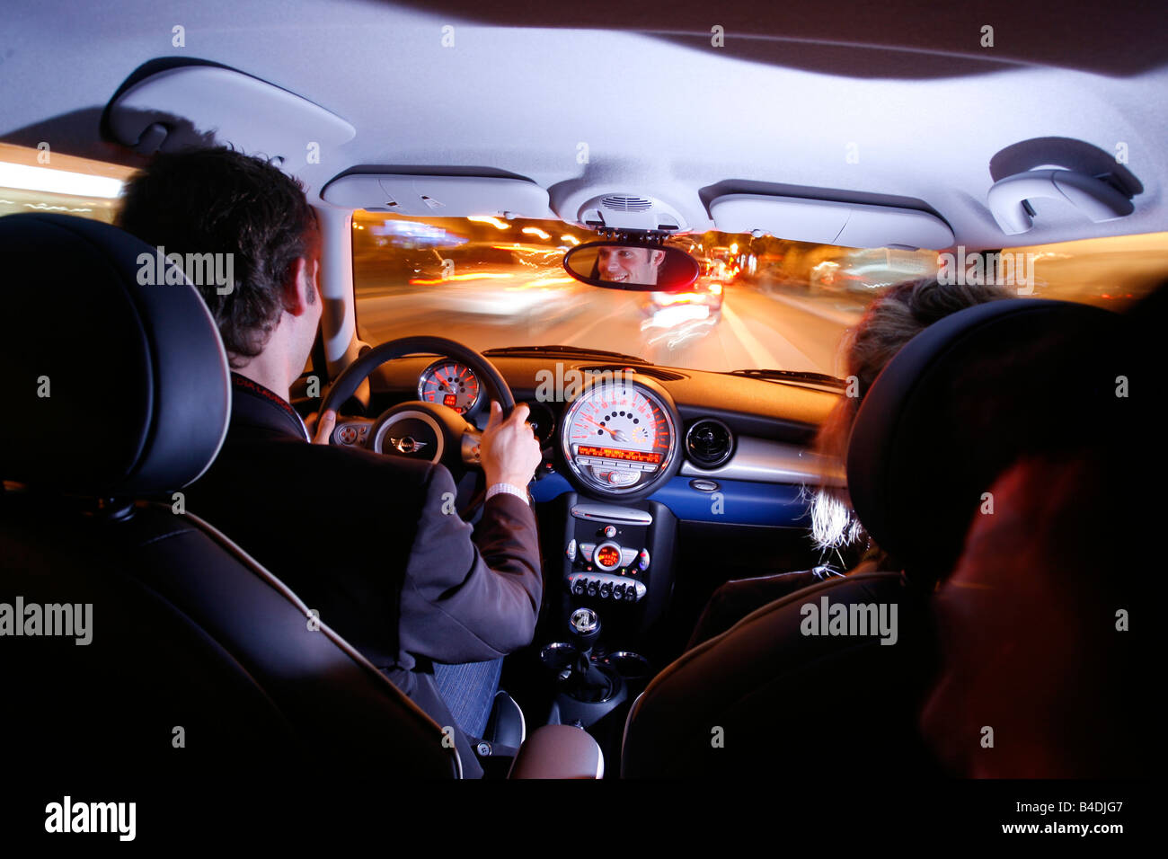 Mini Cooper S Clubman, modello anno 2007-, blu in movimento, panoramiche shot , vista dall'interno, dal driver del punto di vista, night shot, Foto Stock