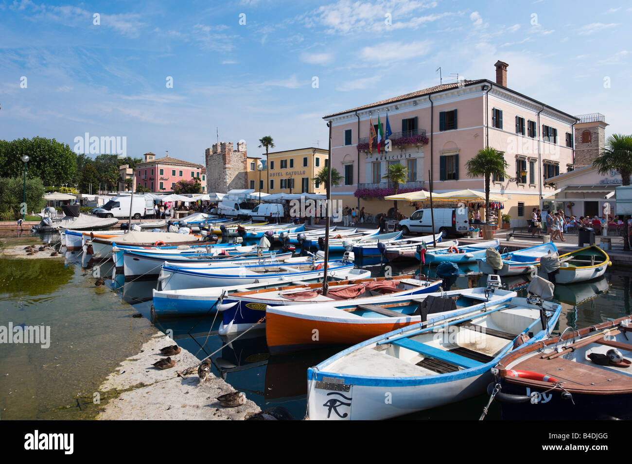 Barche da pesca nel porto di Bardolino, Lago di Garda, Italia Foto Stock