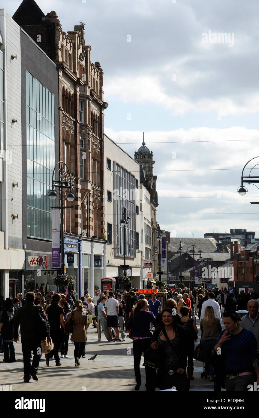 Briggate Leeds, i principali negozi del centro città zona pedonale, nell Inghilterra del Nord Foto Stock