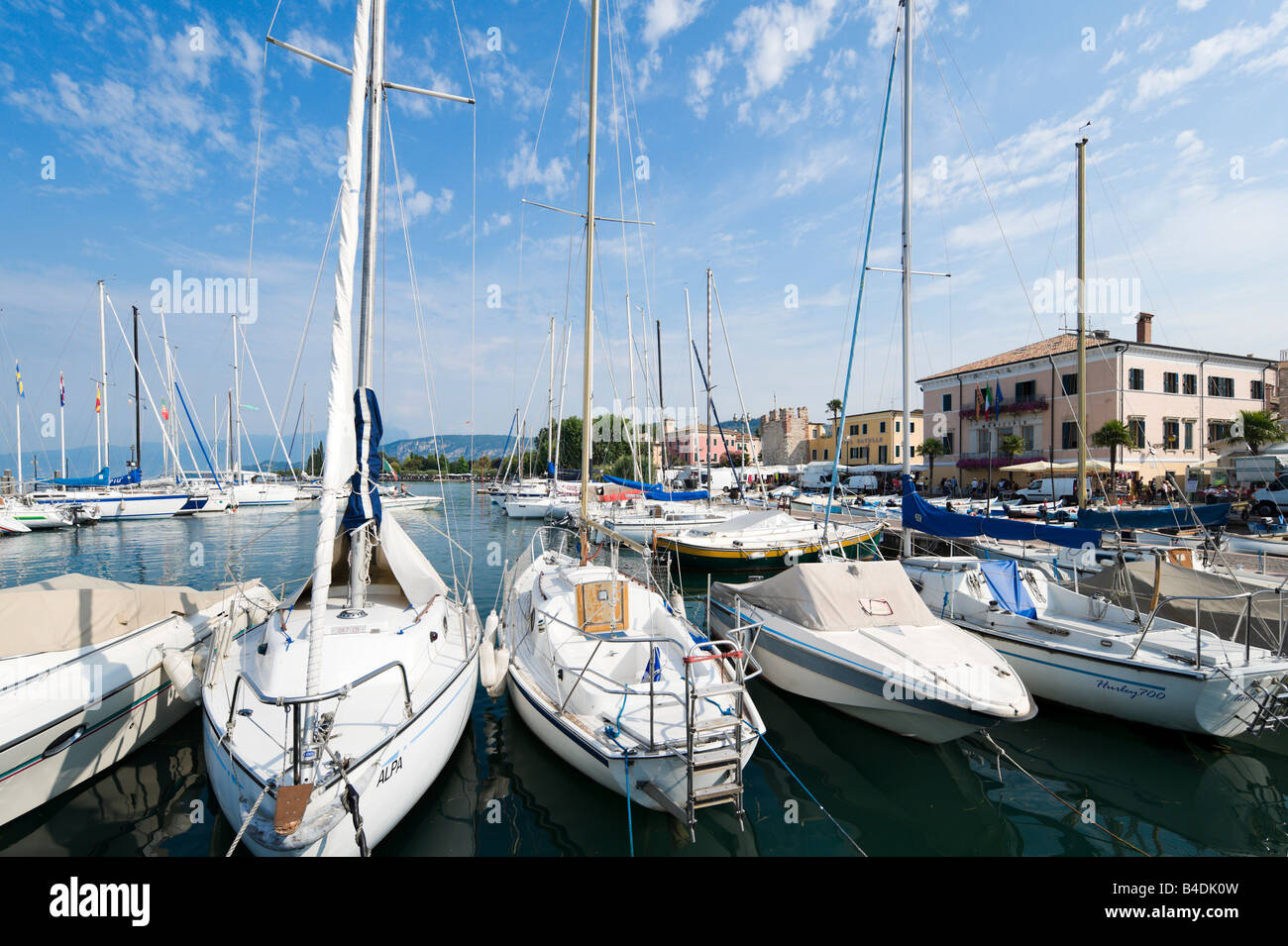 Barche nel porto di Bardolino, Lago di Garda, Italia Foto Stock