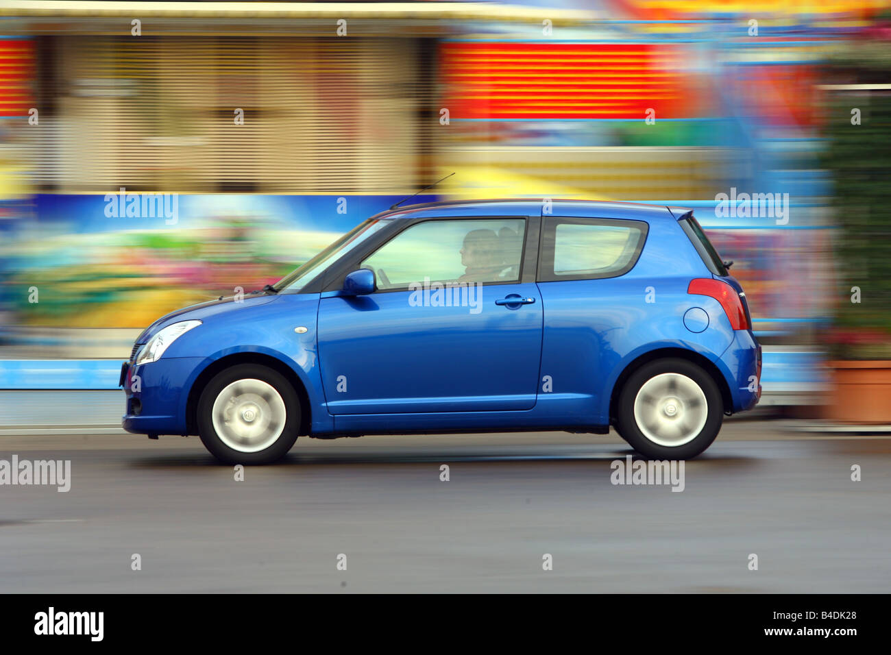 Suzuki Swift 1.5 Comfort+, modello anno 2005-, blu in movimento, vista laterale, Città Foto Stock