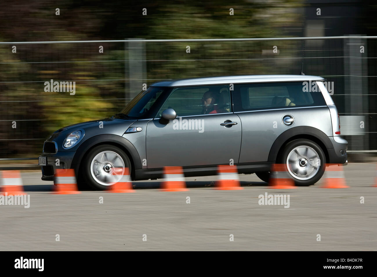 Mini Cooper S Clubman, modello anno 2007-, antracite, guida, vista laterale, test in pista, Pilonen Foto Stock