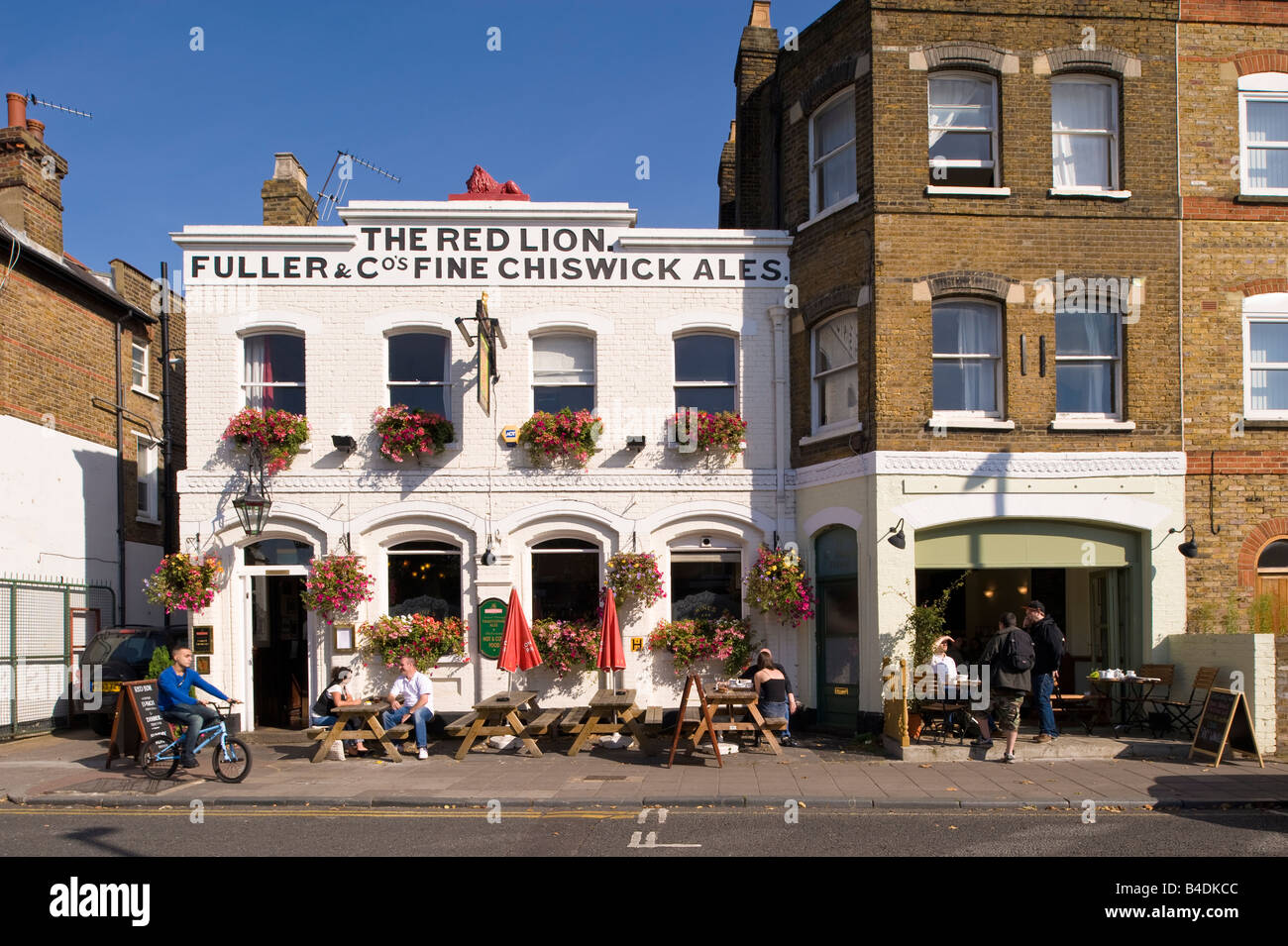 Il RED LION Pub e bar caffetteria su St Mary s Road Ealing W5 London Regno Unito Foto Stock