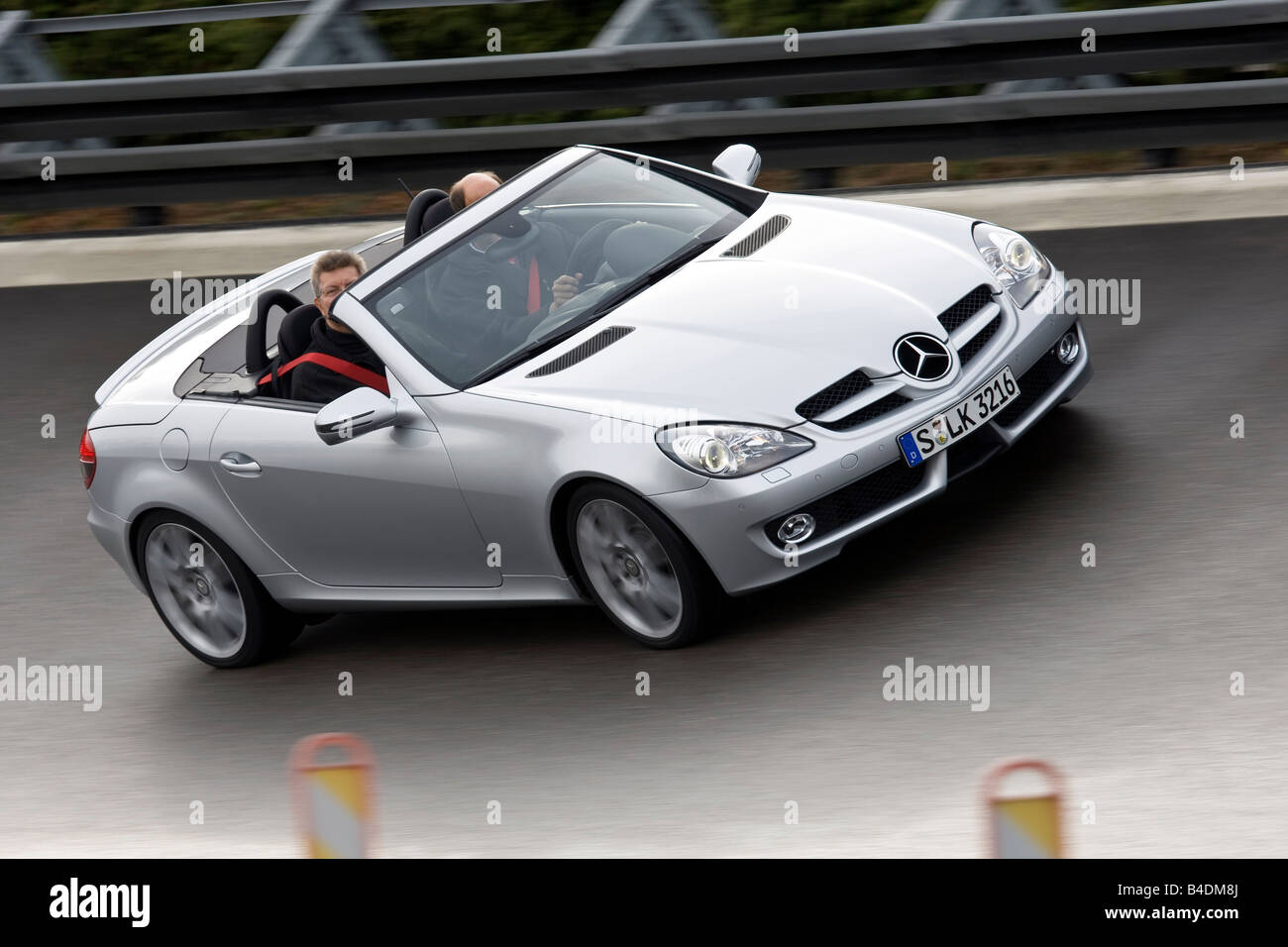 Mercedes SLK, modello anno 2008-, argento, guida, diagonale dalla parte anteriore, vista frontale, test in pista, geöffnetes / Verdeck openes Foto Stock