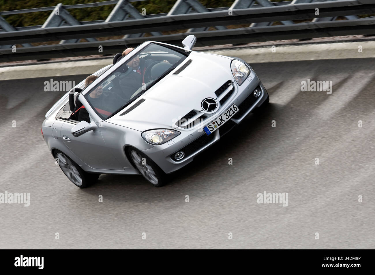 Mercedes SLK, modello anno 2008-, argento, guida, diagonale dalla parte anteriore, vista frontale, test in pista, geöffnetes / Verdeck openes Foto Stock