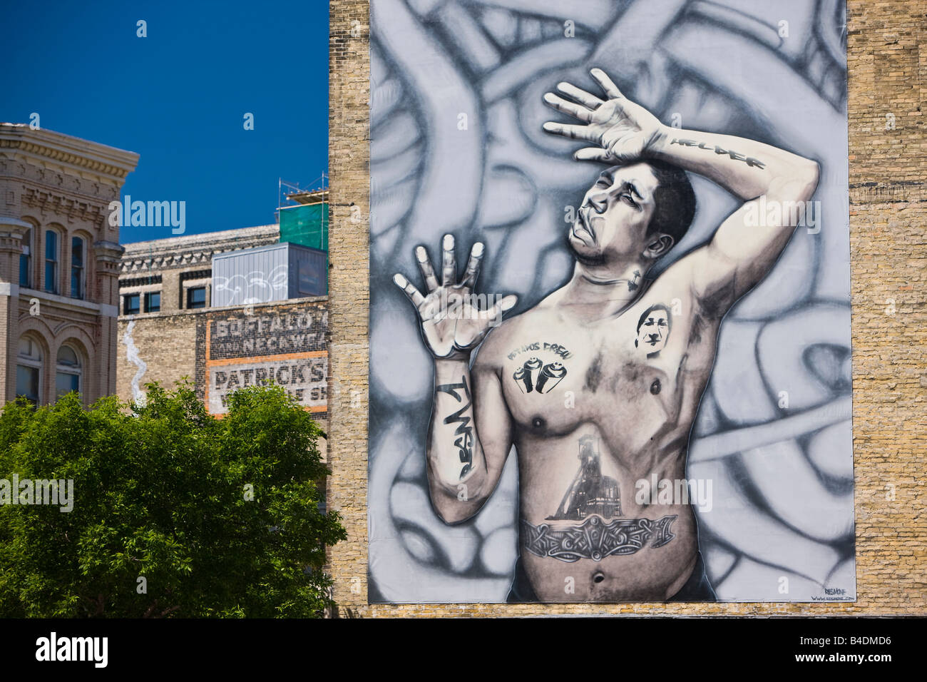 Carta murale sul lato della vecchia vita reciproca del Canada building nel distretto di Exchange, città di Winnipeg, Manitoba, Canada. Foto Stock