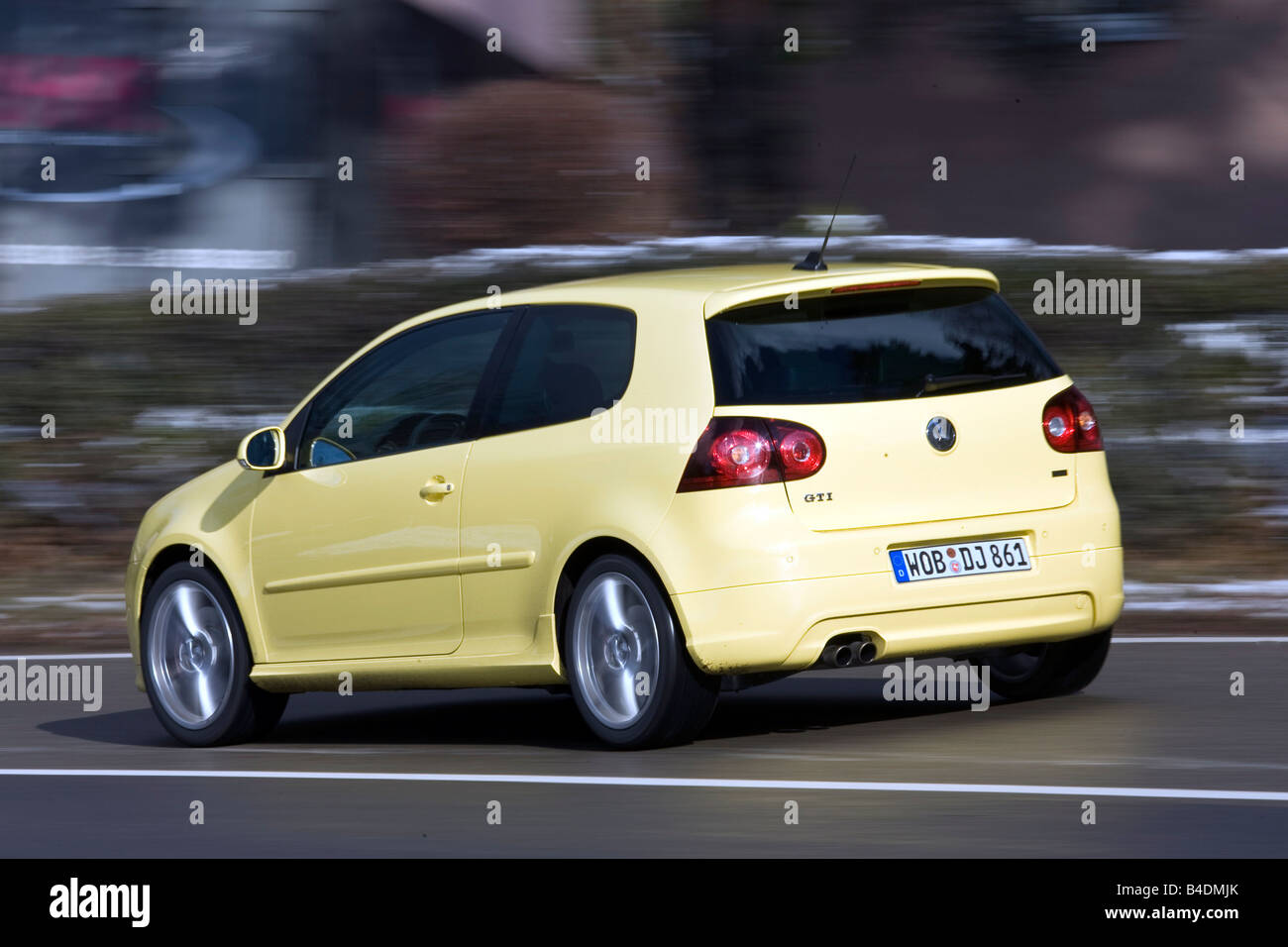 VW Volkswagen Pirelli-Golf-GTI, modello anno 2008-, giallo, guida, diagonale dal retro, vista posteriore, country road Foto Stock