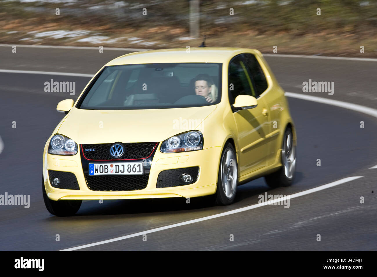 VW Volkswagen Pirelli-Golf-GTI, modello anno 2008-, giallo, guida, diagonale dalla parte anteriore, vista frontale, country road Foto Stock