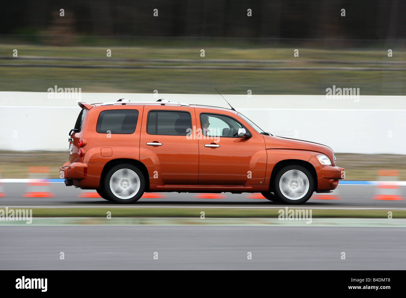 Chevrolet HHR 2.4 LT, modello anno 2008-, arancione , guida, vista laterale, Pilonen, pista di prova Foto Stock