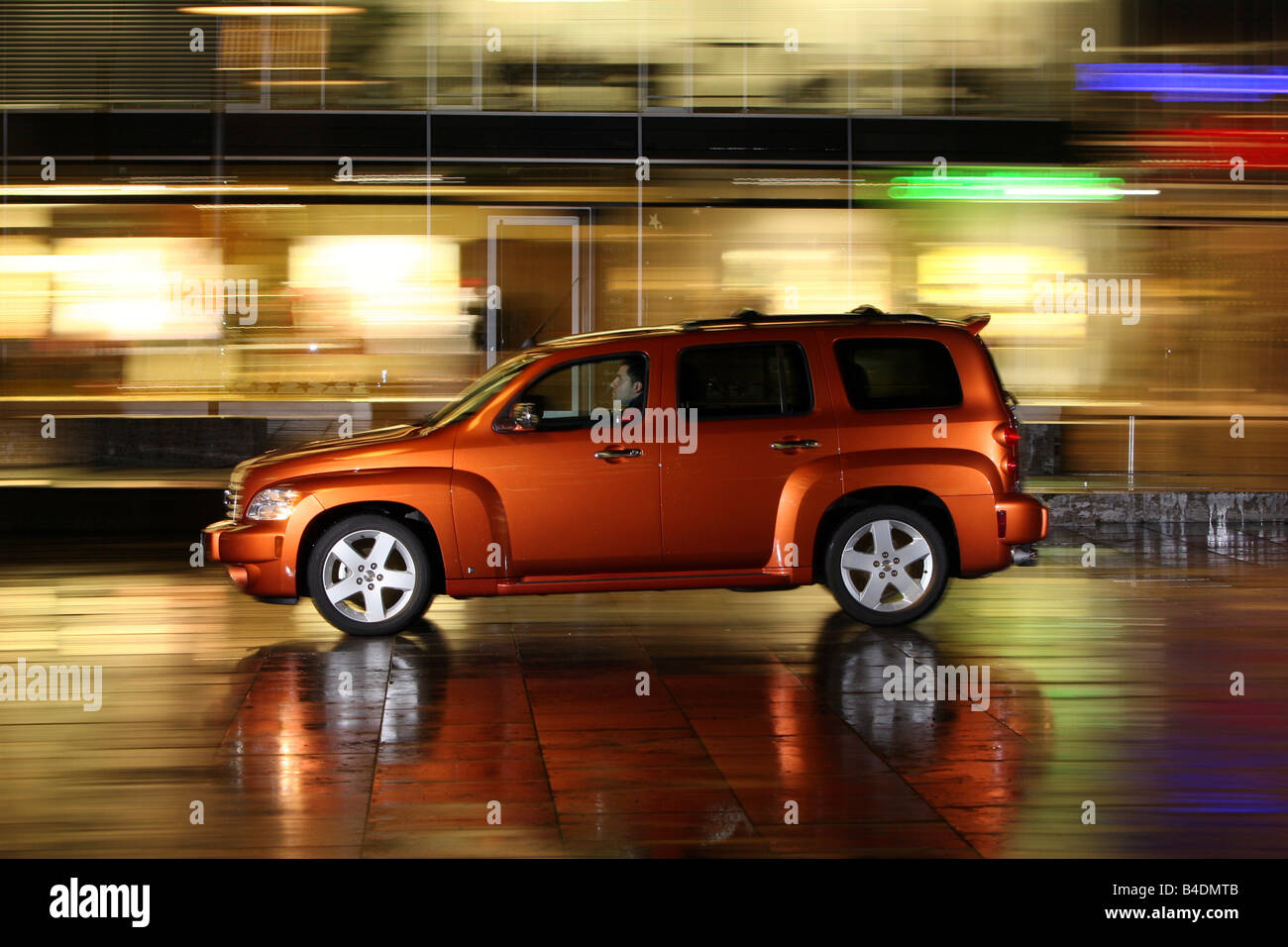Chevrolet HHR 2.4 LT, modello anno 2008-, arancione , guida, vista laterale, Città Foto Stock