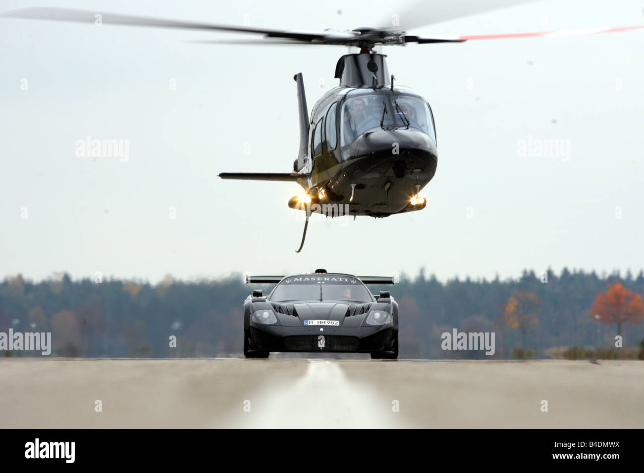 Maserati MC 12 Corsa, modello anno 2007-, nero, guida, vista frontale, Aeroporto, Elicottero Foto Stock