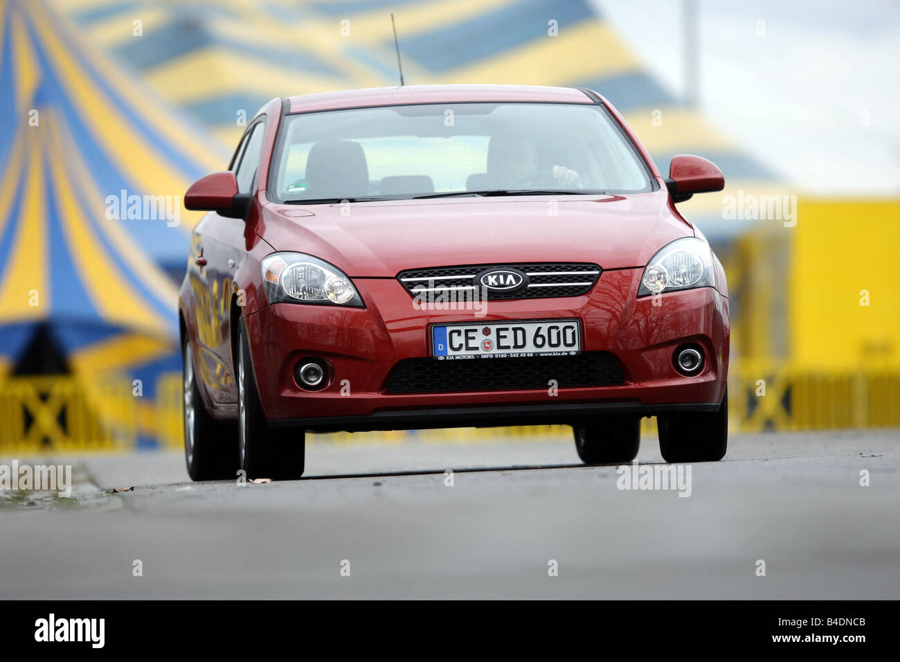 Kia Pro Cee'd 1.6 CVVT ESX, modello anno 2006-, rosso, guida, diagonale dalla parte anteriore, vista frontale, Città Foto Stock