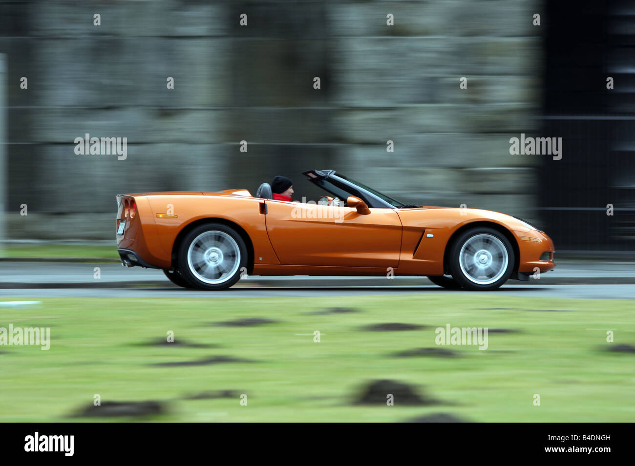 Corvette C6, ruggine-rosso modello anno 2008, orange - metallico, guida, vista laterale, country road, open top Foto Stock