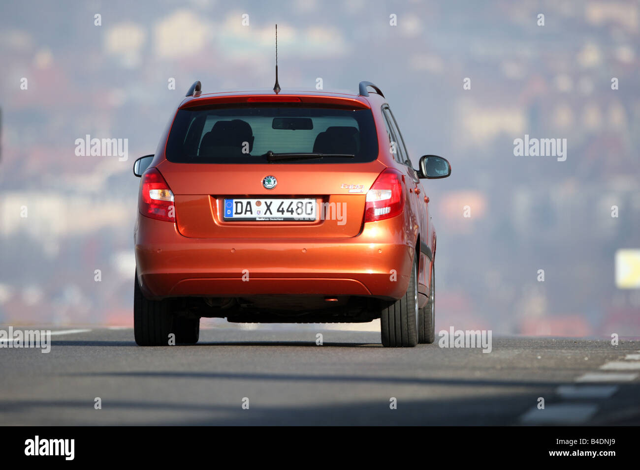 La Skoda Fabia Combi 1.9 Tdi Sport, Modello Anno 2007-, Arancione -Metallico, Ruggine-Rosso, Guida, Diagonale Dal Retro, Vista Posteriore, Conteggio Foto Stock - Alamy