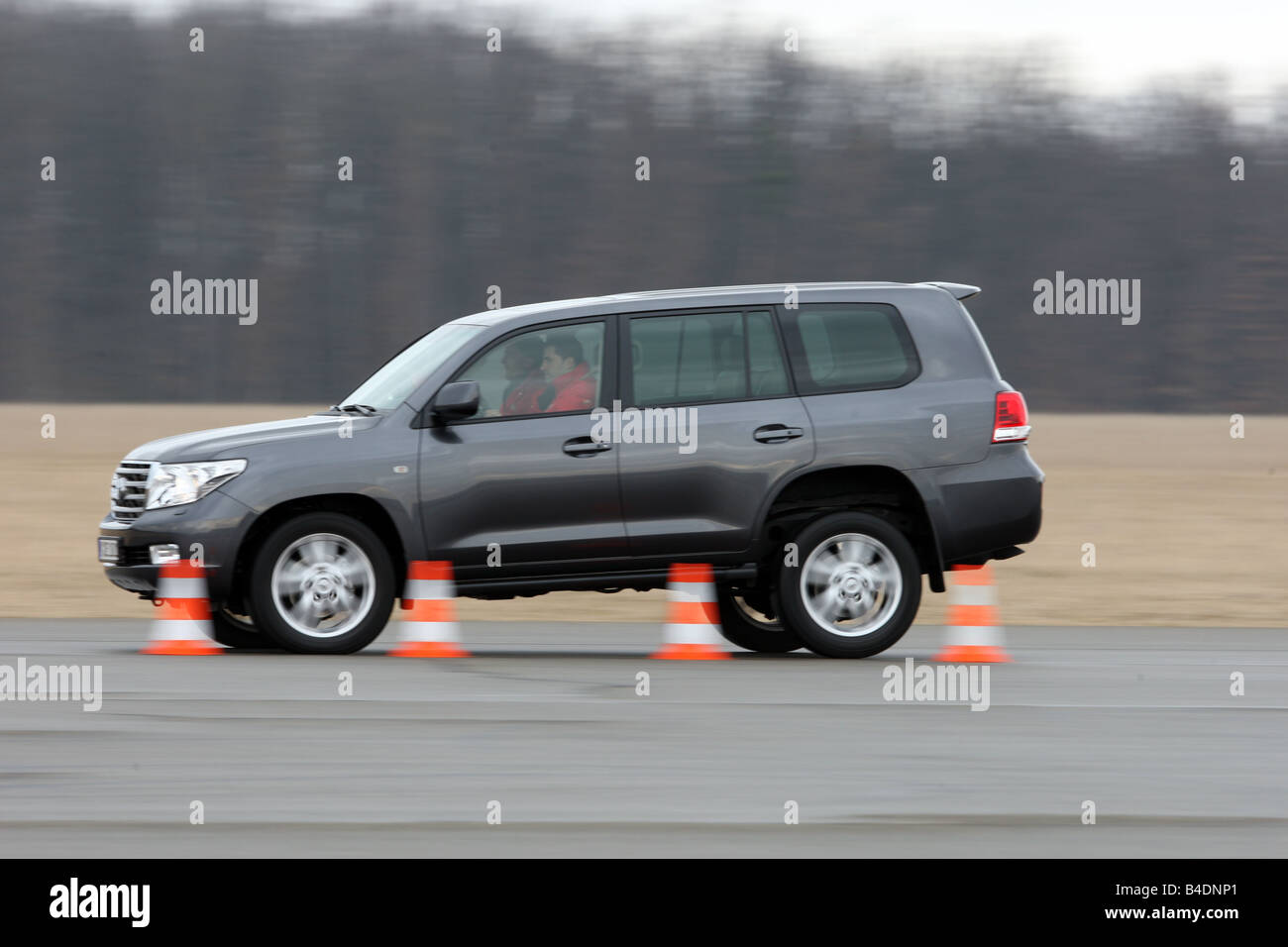 Toyota Landcruiser V8 4.5 D-4D, modello anno 2008-, antracite, guida, vista laterale, test in pista, Pilonen Foto Stock