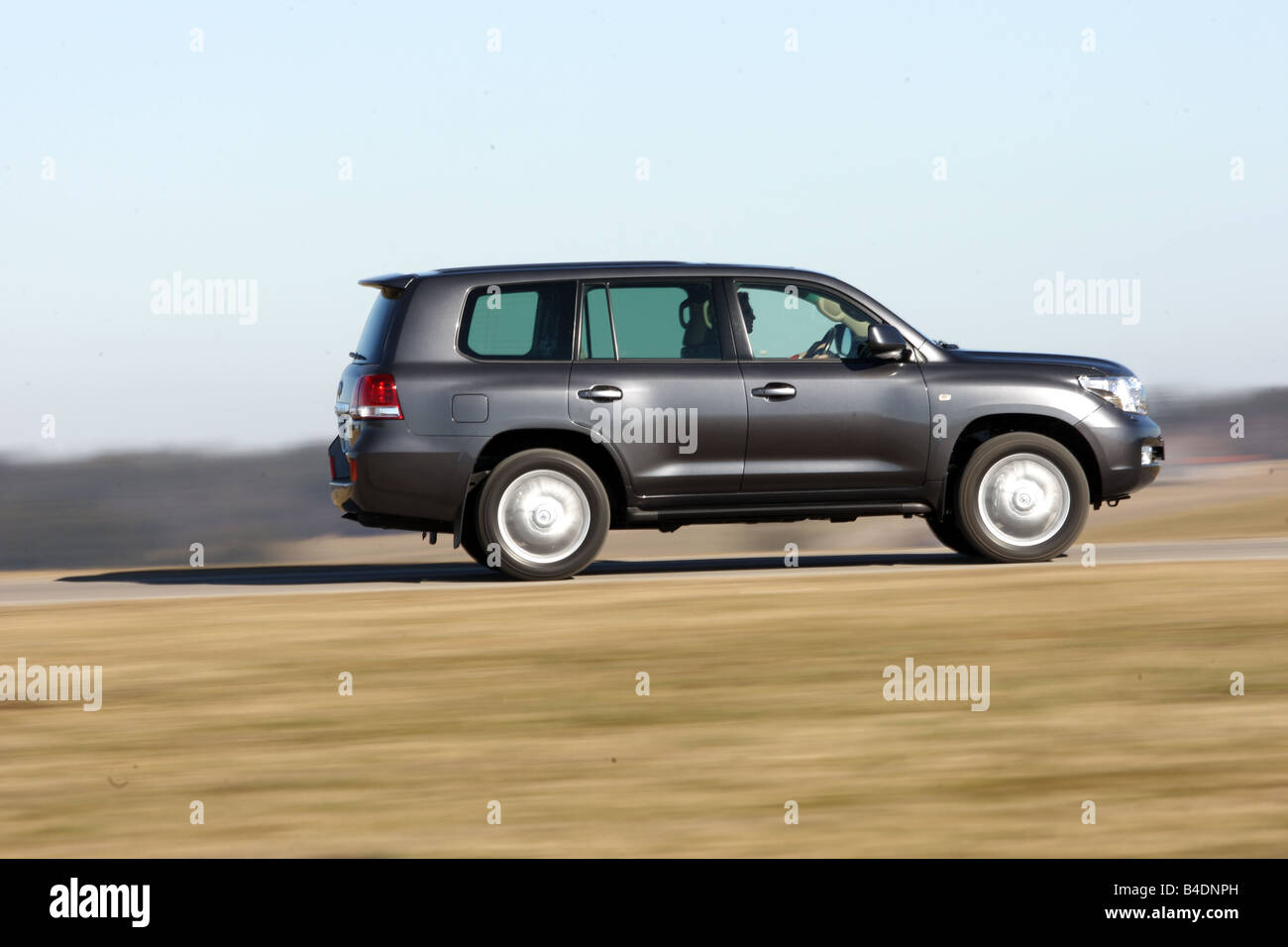 Toyota Landcruiser V8 4.5 D-4D, modello anno 2008-, antracite, guida, vista laterale, country road Foto Stock