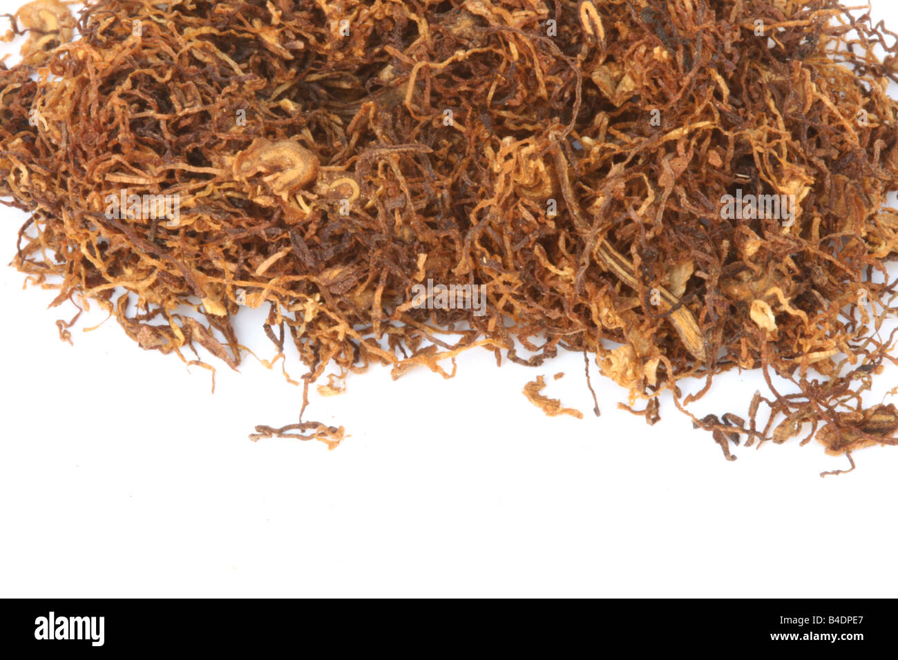 Allentate il tabacco trinciato isolato su sfondo bianco con copyspace Foto Stock