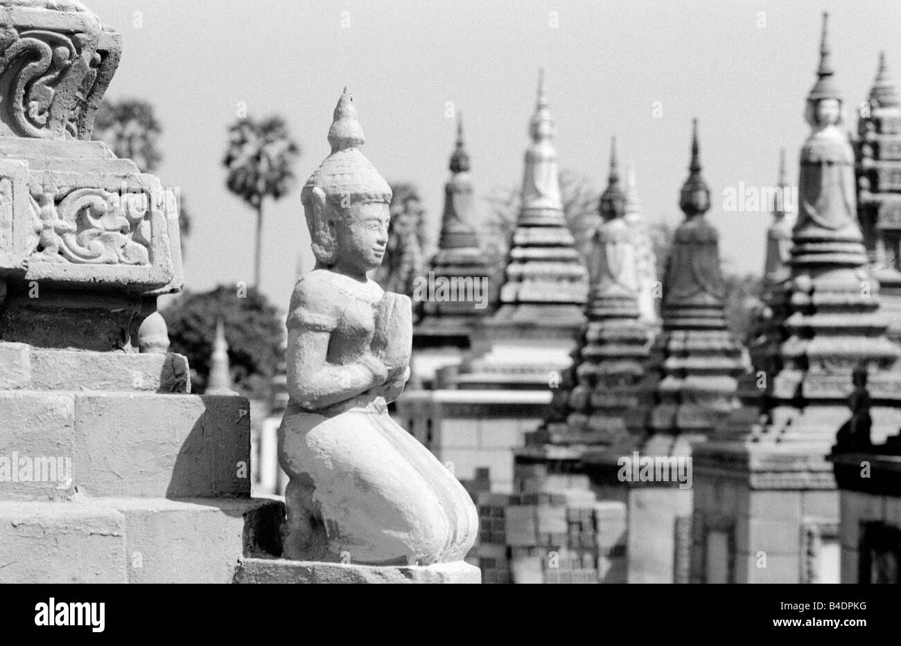 Jan 20, 2003 - tombe in un cimitero buddista sul lago Tonle Sap al di fuori della città cambogiana di Siem Riep. Foto Stock