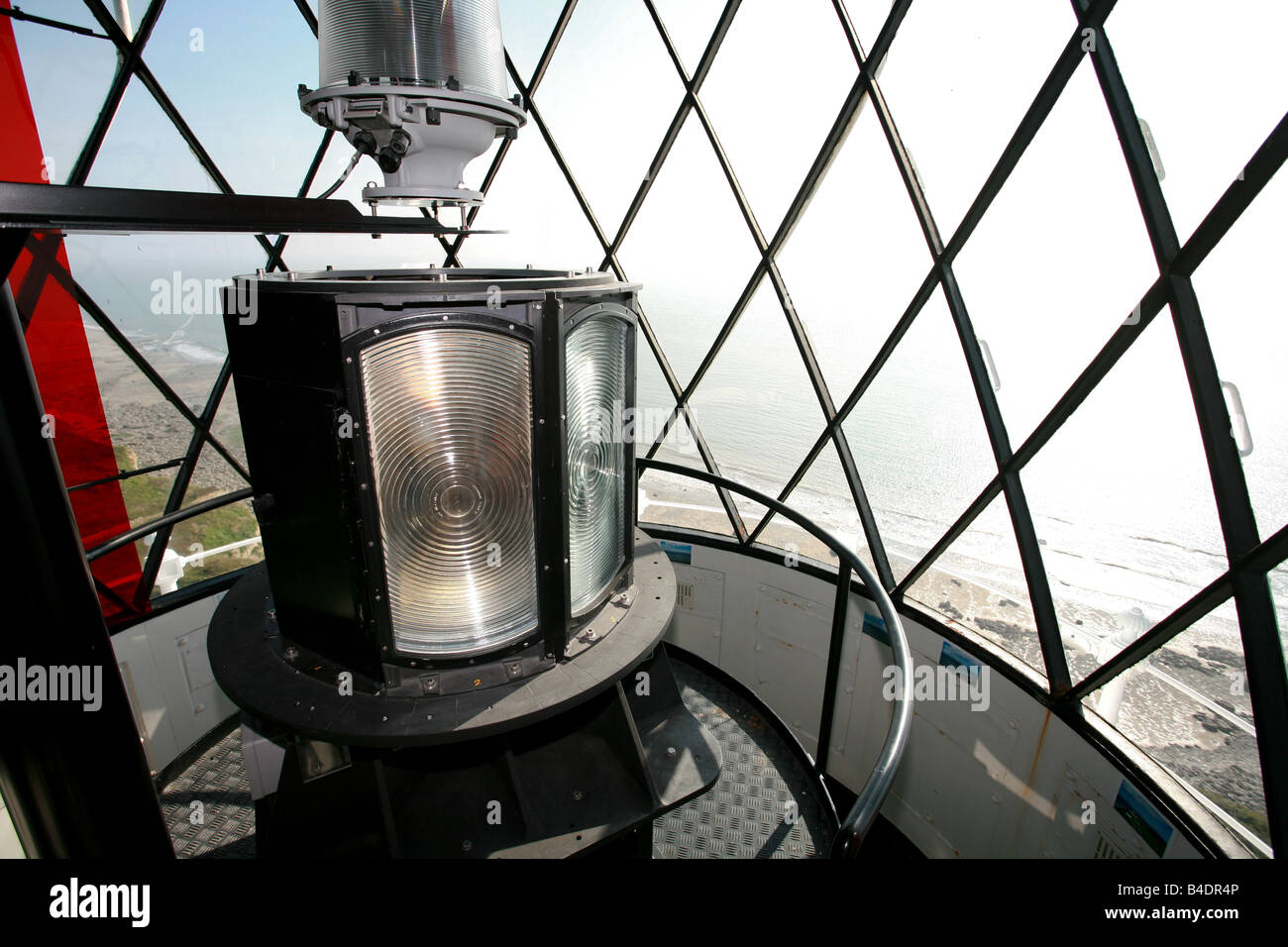 Primo piano della Nash Point Lighthouse luce principale sulla parte superiore del misuratore 33 alta torre che sovrasta il canale di Bristol Marcross South Wales UK Foto Stock