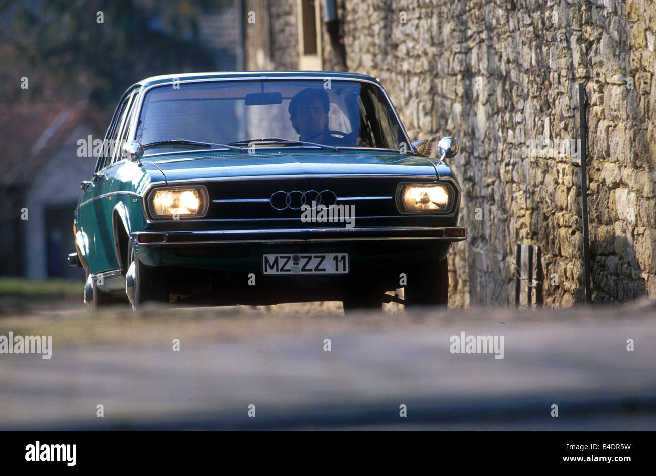 Auto Audi 100 LS, anno modello 1968-1976, Vintage circa, youngtimer, degli anni sessanta e settanta, Limousine, a quattro porte, verde bluastro, drivi Foto Stock