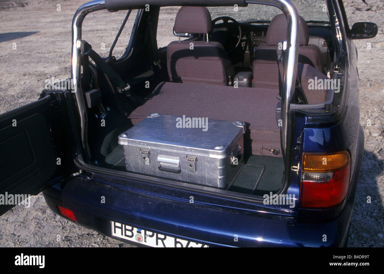 Auto Kia Sportage, cross country il veicolo e il modello anno 2000-, blu, vista in avvio, nell'area di carico, vista dettagliata, coperchio posteriore, techniq Foto Stock