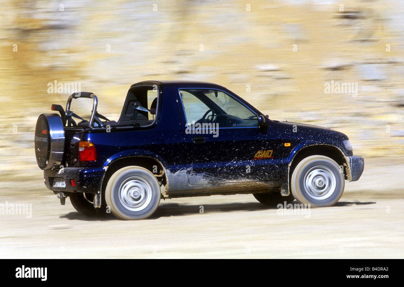 Auto Kia Sportage, cross country il veicolo e il modello anno 2000-, blu, vista laterale di guida, offroad Foto Stock