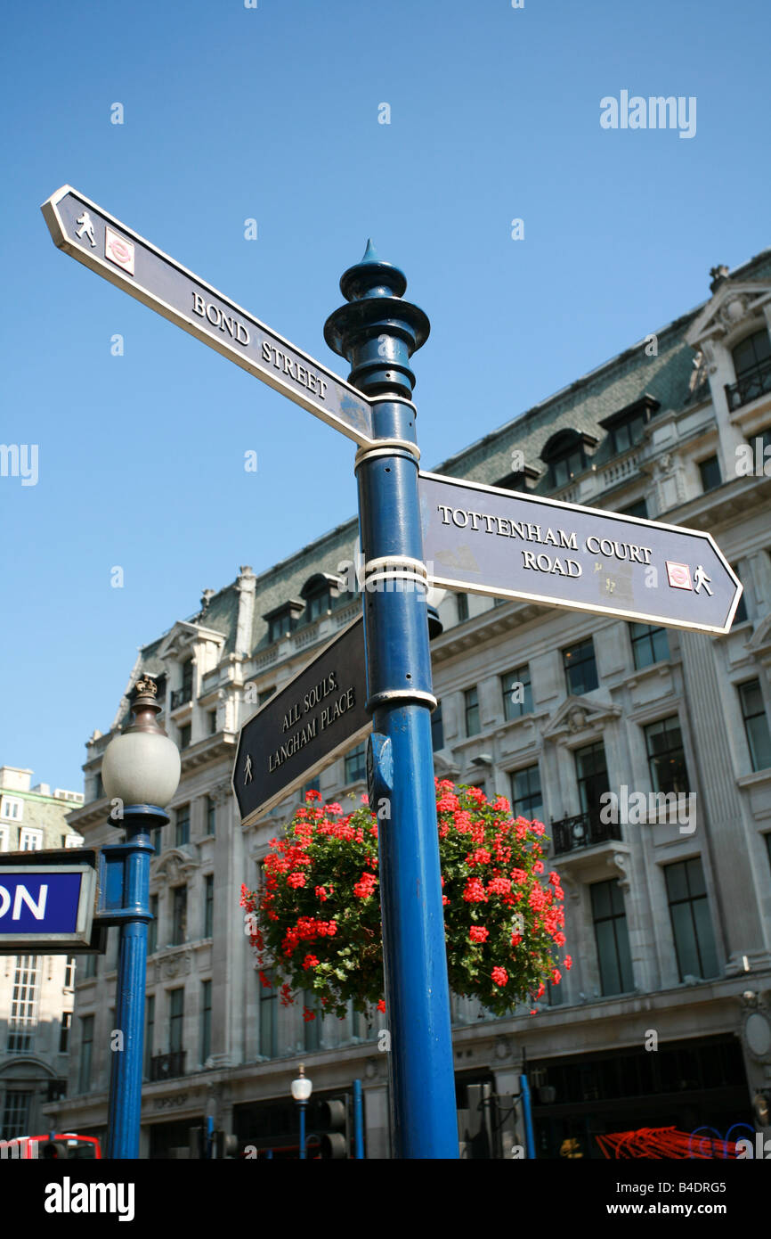 Strada turistica segni in Oxford Circus area di Londra visualizza i principali punti di riferimento Tottenham Court Road e da Bond Street Regno Unito Foto Stock