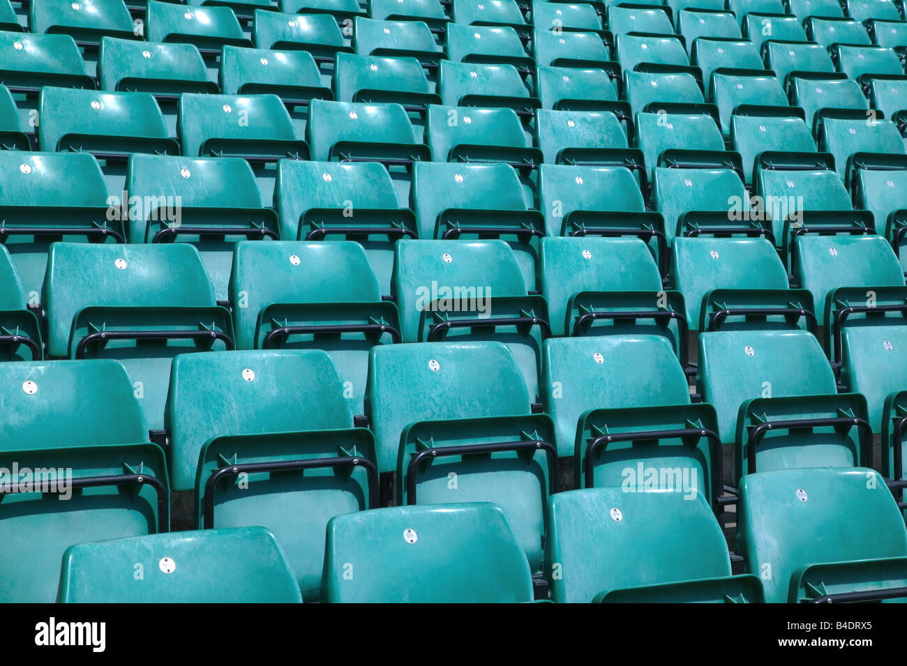 Righe vuote in plastica verde sedie in uno stadio sportivo Foto Stock