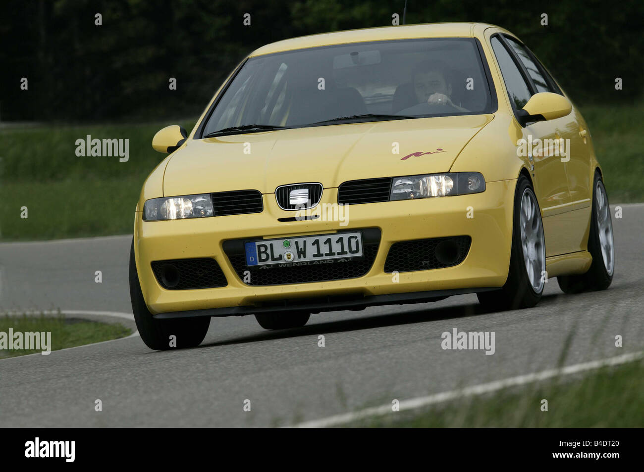 Auto Seat Leon Cupra, inferiore di medie dimensioni di classe, Limousine, modello anno 1999-, giallo, guida, country road, diagonale dal p. Foto Stock