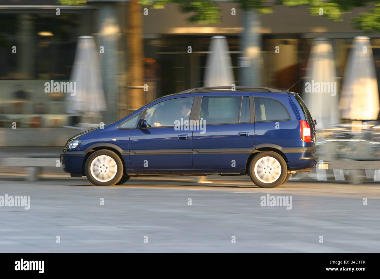 Auto Opel Zafira 1.8 Executive, modello anno 2003-, blu scuro, Van, guida, città, vista laterale Foto Stock